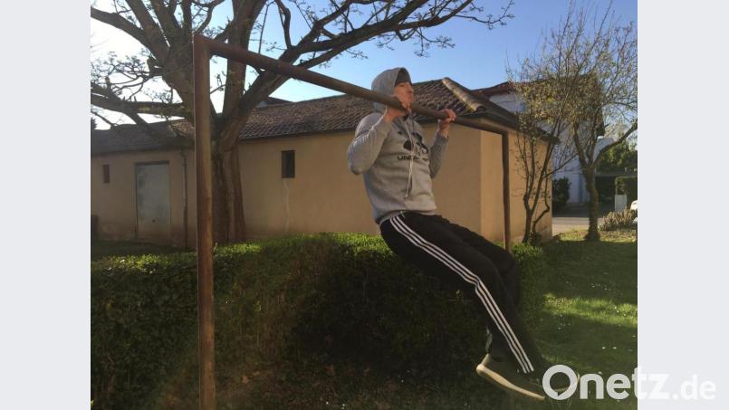 Für Klimmzüge muss die Wäschestange herhalten. Bild: Elvira Merzliakov