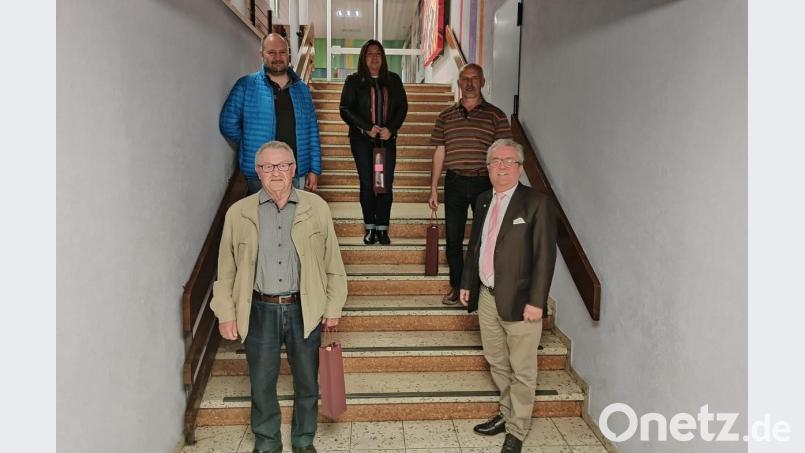Bürgermeister Toni Dutz verabschiedete die Räte Fritz Holm (von rechts), Hubert Konz, Michaela Thoma und Manfred Vollath (hintere Reihe, von rechts). Georg Wurzer konnte an der Sitzung nicht teilnehmen. Bild: wro