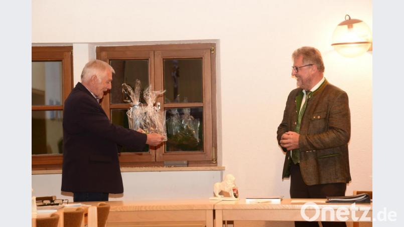 In ausreichendem Sicherheitsabstand hält Zweiter Bürgermeister Josef Woppmann (links) das Abschiedsgeschenk für Bürgermeister Johann Maurer bereit: Zwei Weihwasserkesselchen als Ergänzung für die private Sammlung Maurers. Bild: bey