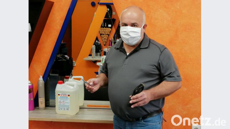 Gesichtsmaske, Desinfektionsmittel und 1,5 Meter Abstand: Das wird ab Montag Standard beim Friseur sein. Bernhard Dräxler, Obermeister der Friseur-Innung in Schwandorf, erklärt, worauf die Kunden achten müssen. Bild: wpt