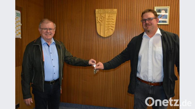 Seit 1. Mai ist Stephan Schübel (rechts) Bürgermeister von Pechbrunn. Schon am Donnerstagabend erhielt er vom scheidenden Bürgermeister Ernst Neumann die Schlüssel fürs Rathaus. Bild: jr