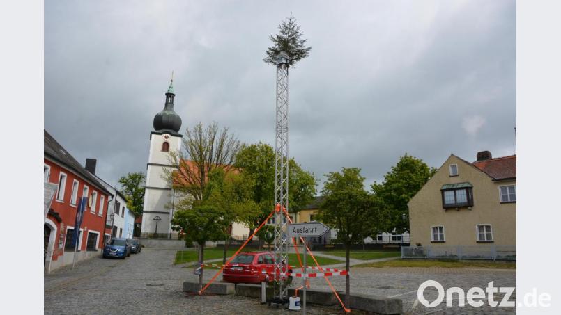 Über Geschmack lässt sich streiten. Am Konnersreuther Therese-Neumann-Platz haben Mitglieder des Burschenvereins diese moderne Version eines Maibaums aufgestellt, der Nachts sogar beleuchtet ist. So sieht Traditionspflege in Zeiten des Coronavirus aus. Bild: jr
