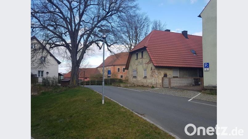 Durch den Erwerb des Anwesens „Schlosshof 16“ (früher Haus-Nr. 13) in Burgtreswitz, das direkt an das Schlossareal (Hintergrund) angrenzt, verbessern sich die Nutzungsmöglichkeiten beim Betrieb des Schlosses. Bild: gi