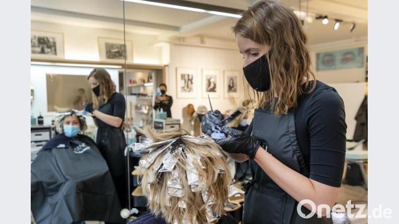 Die Friseure haben in der Coronakrise seit Montag wieder offen, aber Termine sind in den ersten Wochen knapp. Bild: Georgios Kefalas/dpa
