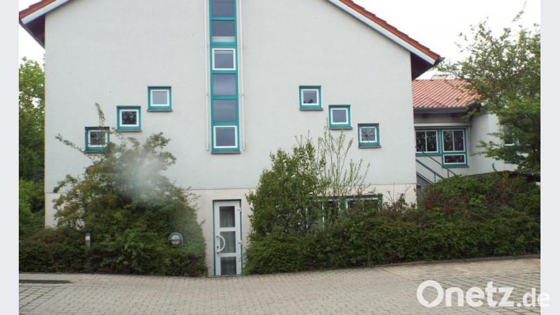 Der Seiteneingang im Untergeschoss zum Gemeindesaal in der Schulstraße muss baulich verändert werden Bild: e