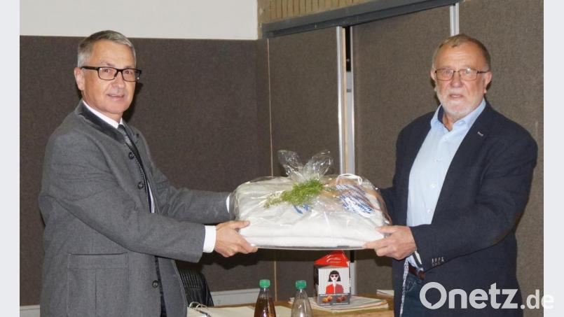 Mit einer verdienten Laudatio verabschiedete Zweiter Bürgermeister Richard Brunner (links) Johann Graßl nach 24 Jahren aus dem Bürgermeisteramt. Als Dankeschön überreichte Brunner Handtücher und Gutschein für einen Wellness-Aufenthalt. Bild: weu