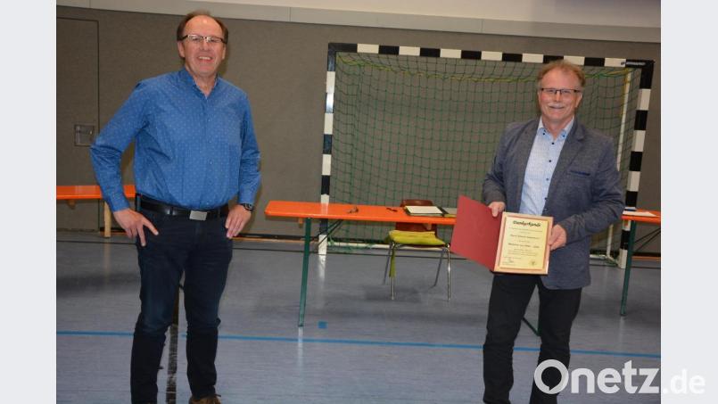 Alfons Haberkorn (links) erhielt von Bürgermeister Max Bindl eine Dankurkunde der Marktgemeinde sowie einen Gutschein. Bild: jr