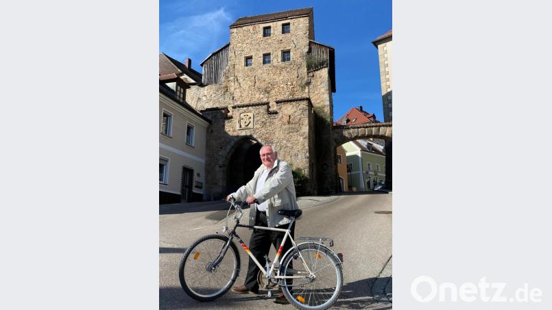 Wann immer es geht, erledigt Josef Fischer seine Besorgungen in Nabburg per Rad - einem ihm liebgewordenen 30 Jahre alten Modell der Marke "Herkules". Bild: Völkl