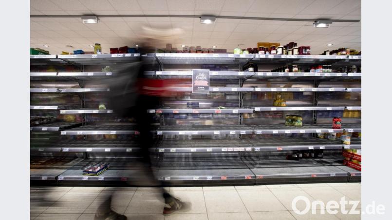 Leere Regale in einem Berliner Supermarkt: Aus Sorge um das Coronavirus deckten sich sich Verbraucher mit Toilettenpapier, Seife, Nudeln und Hefe ein. Bild: Christoph Soeder/dpa