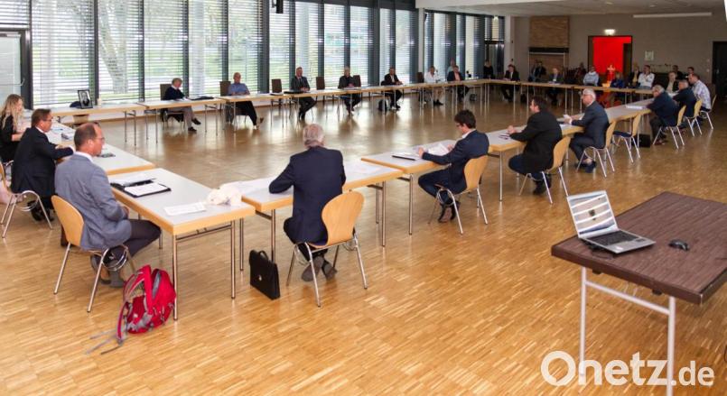 Viel Platz brauchten die Stadträte in ihrer letzten Sitzung, um die Vorschriften wegen Corona einhalten zu können. Dafür war der große Saal der Stadthalle genau richtig. Bild: njn