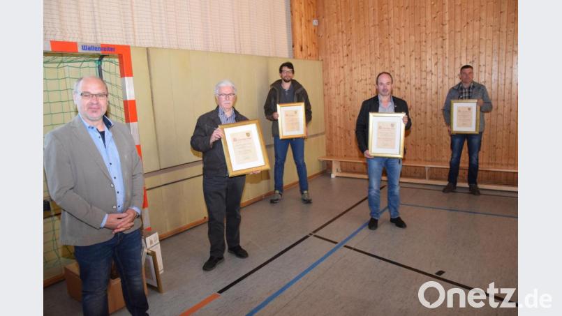 Zweiter Bürgermeister Karl Liegl verabschiedet die ausscheidenden Marktgemeinderäte Karl Bauer, Wolfgang Härtl, Bernhard Kammerer und Andreas Gruber (von links). Bild: fz