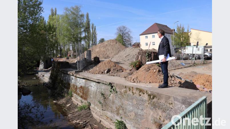 Überzeugt sich regelmäßig persönlich vom Fortschritt der städtischen Baumaßnahmen: Bürgermeister Franz Stahl, hier bei einem Besuch der Baustelle am Platz La Ville Du Bois. Der Platz, Bestandteil des Projektes Zukunft StadtGrün, wird in den kommenden Monaten komplett neu gestaltet. Bild: Stadt Tirschenreuth/exb