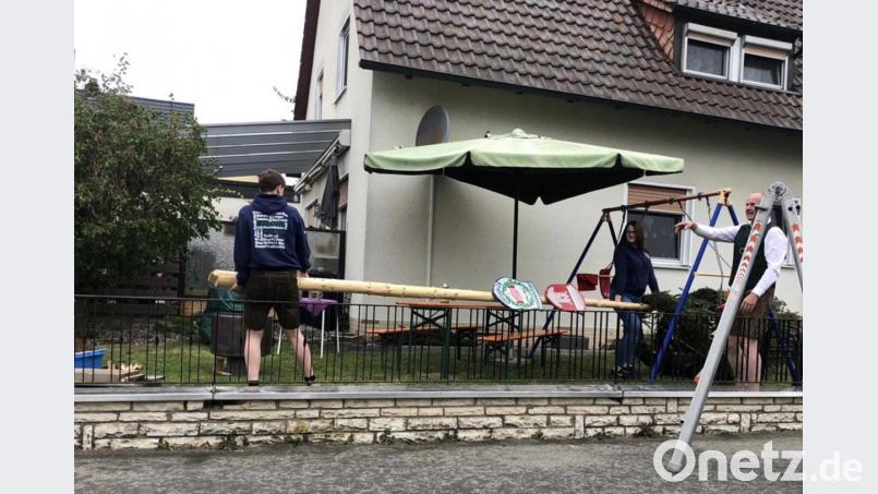 Auch die Familie Biebl schälte ihrenMaibaum vor dem Aufstellen im eigenen Garten. Bild: exb