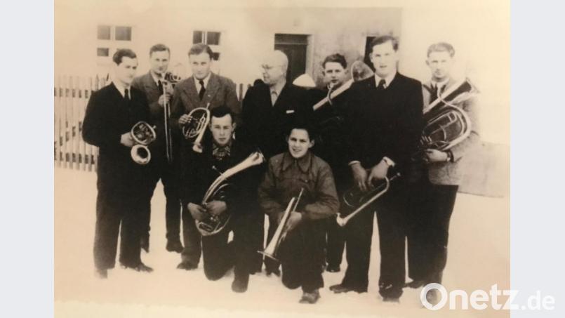 Der Posaunenchor Etzenricht stellt sich etwa 1952 zu einer raren Aufnahme zusammen: Albert Bäumler, (stehend von links), Karl Weidner, Albert Weidner, Hauptlehrer Georg Röder, Fritz Bruckner, Hans Schätzler und Hans Riebel, (kniend von links) Otmar Ordner und Theo Schätzler. Archivbild: Anneliese Wurdack/exb