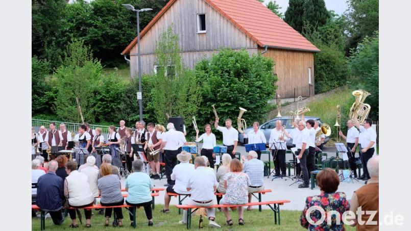 Zahlreiches Publikum findet sich auch alljährlich bei der Serenade in Etzenricht, die im Jahr 2019 auf dem neuen Dorfplatz stattfand und bei der auch die Bläser und Bläserinnen des Posaunenchors wieder mit viel Beifall belohnt wurden. Archivbild: wlr
