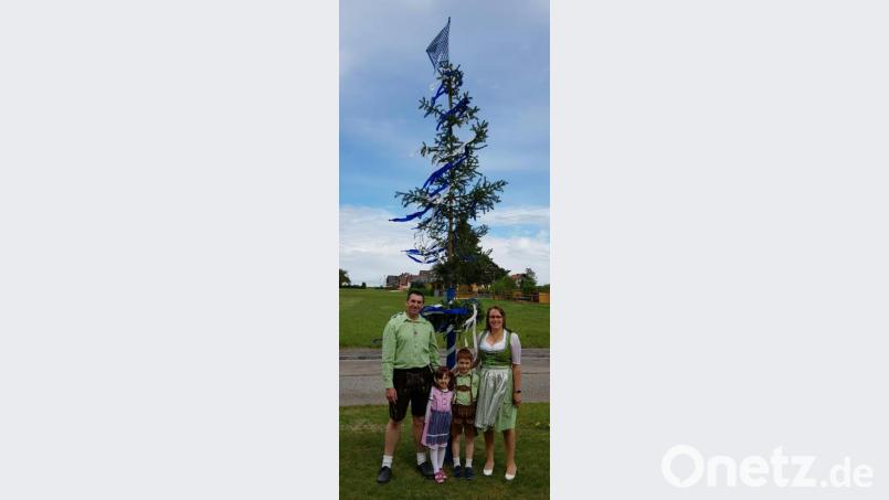 Geschafft: Der Maibaum steht. Bild: exb