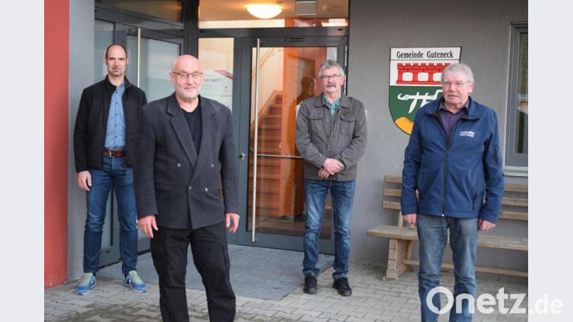 Mit Ablauf der Legislaturperiode verlassen fünf Gemeinderäte den Gemeinderat Guteneck. Es sind dies (von links) Franz Kirchberger, Oskar Deichner, Franz Beer und Alois Duschner. Die Gemeinderätin Susanne Köppl-Rötzer war zu diesem Termin verhindert. Bild: bnr