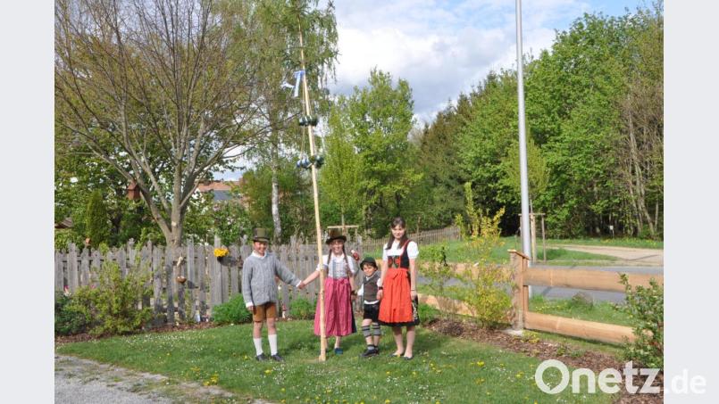 Die vier Fritz-Kinder tanzen um das kleine geschmückte Maibäumerl, dass sie sich von ihren Eltern wünschten und mit deren Hilfe verwirklichten. Bild: dob