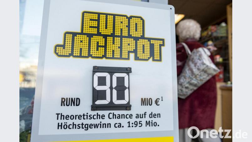 Auf einer Tafel wird auf die 90 Millionen Gewinnsumme hinwiesen. Bild: Patrick Seeger/dpa