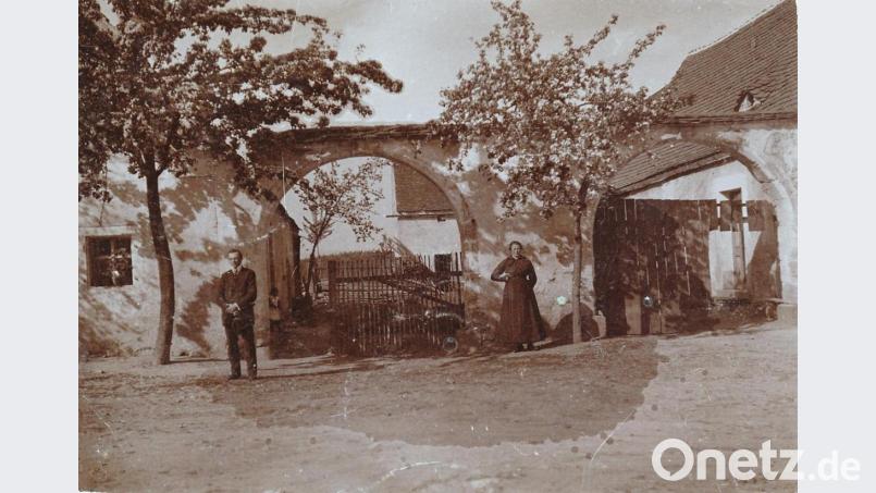 Bis Ende der 50er Jahre stand der Doppeltorbogen vor dem Zweiseithof. Nachdem eine Miste mit Jauchegrube errichtet und der Hof mit Material aufgeschüttet worden war, ging mit dem Heuwagen nichts mehr. Der Abbruch war leider unvermeidbar. Archivbild: bk
