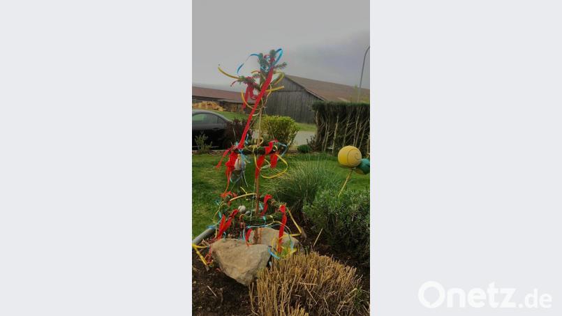 Auch Familie Hecht feiert in den Mai - mit einem 30 Zentimeter hohen Bäumchen. Bild: sne