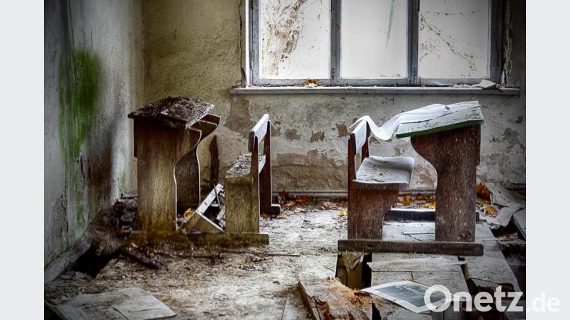 Dort, wo Kinder einst Matheformeln und Grammatik lernten, stehen heute nur noch mit Staub bedeckte Tische und Bänke. Bild: Adobe.Stock/Stefan Germer