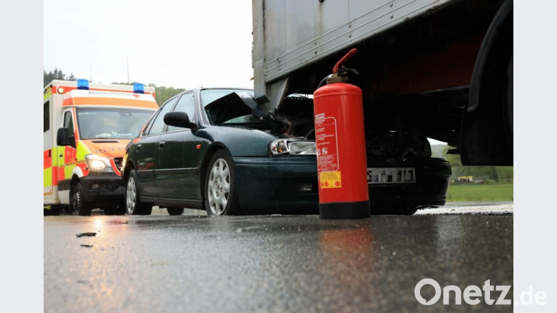 Ein Lastwagen musste auf der Amberger Straße in Kastl anhalten. Das übersah die Fahrerin hinter ihm und prallte in das Heck des Lkw. Bild: Alexander Auer