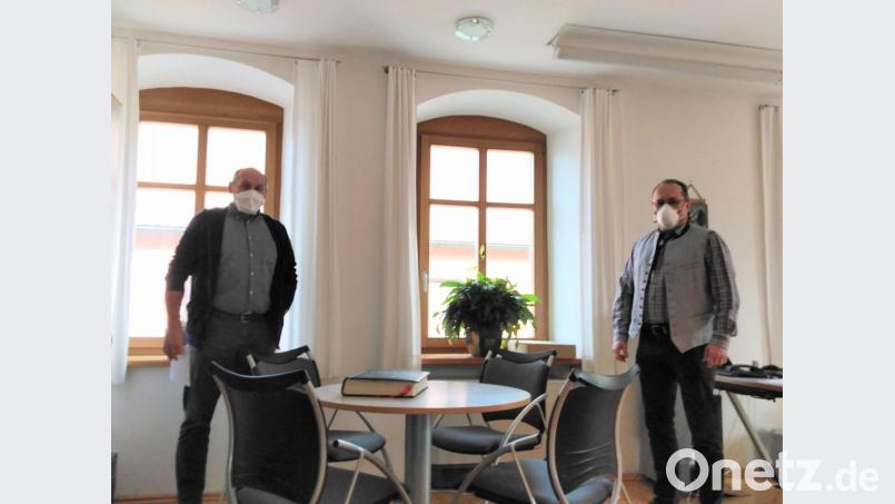Der neue Bürgermeister Ludwig Gürtler (rechts) und der scheidende Bürgermeister Max Völkl (links) bei der Amtsübergabe im Tännesberger Rathaus. Bild: rfi