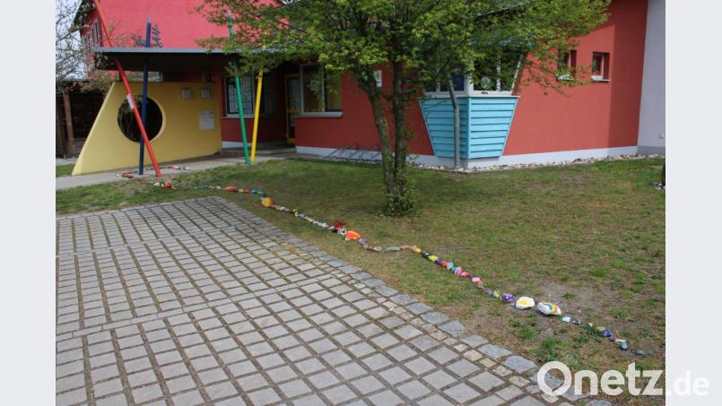 Vor dem Schwarzenbacher Kindergarten sonnt sich eine lange Steinschlange. Bild: sne