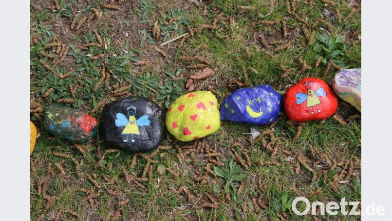 Vor dem Schwarzenbacher Kindergarten sonnt sich eine lange Steinschlange. Bild: sne