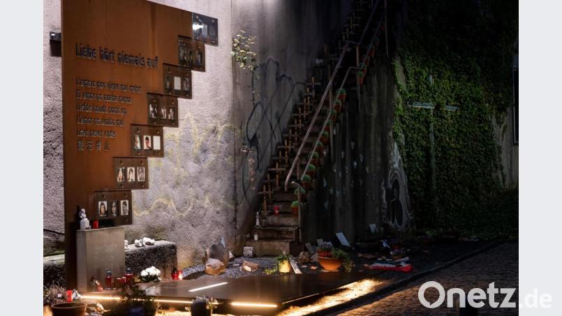 Die Gedenkstelle für die Opfer der Loveparade 2010 ist von Laternenlicht beleuchtet. Bild: Bernd Thissen/dpa