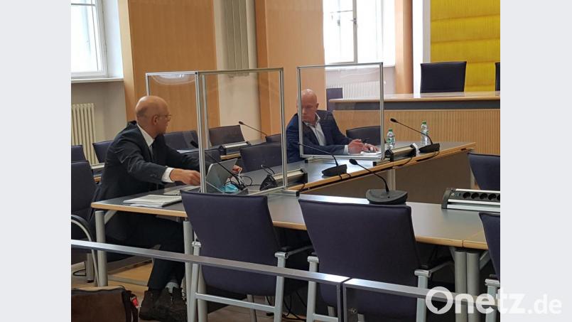 Der Sitzungssaal 104 am Landgericht Regensburg in Zeiten von Corona: Plexiglasscheiben trennen die Angeklagten Joachim Wolbergs (rechts) und Ferdinand Schmack. Bild: gib