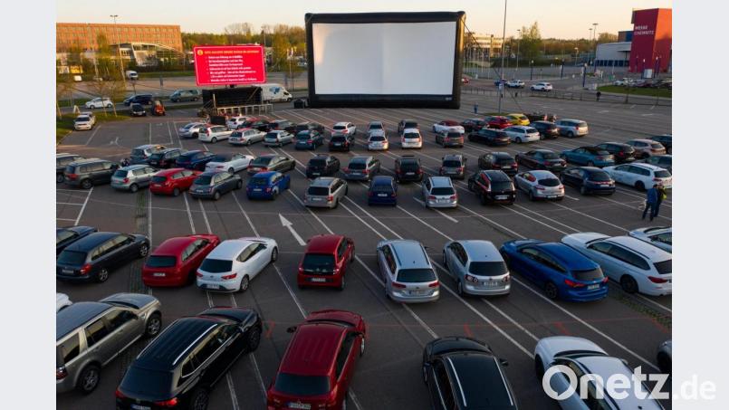 Besucher stehen mit ihren Autos im Autokino. Archivbild: Jan Woitas/dpa