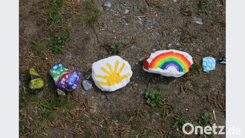 Vor dem Schwarzenbacher Kindergarten sonnt sich eine lange Steinschlange. Bild: sne