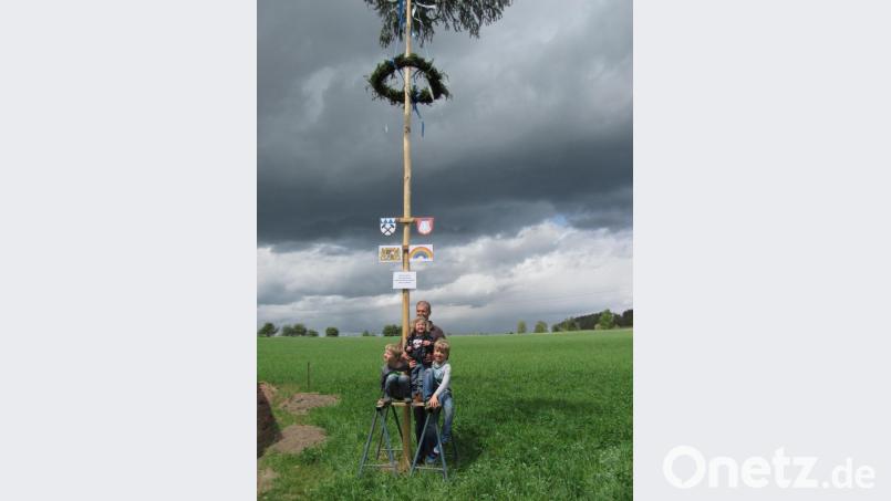 Bernhard Bogner stellt mit seinen Kindern Paul, Lukas und Elisa am 1. Mai einen eigenen Maibaum auf. Die Kinder waren einige Tage beschäftigt und konnten die Einschränkungen durch die Coronakrise vergessen. Bild: sei