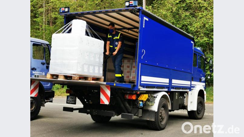 Seit sieben Wochen sind die Fahrzeuge des THW Weiden ununterbrochen im Einsatz. Täglich sind die Ehrenamtlichen mit dem Transport von Schutzausstattung beschäftigt. Bild: THW OWEN-Meiler-Logistik/exb