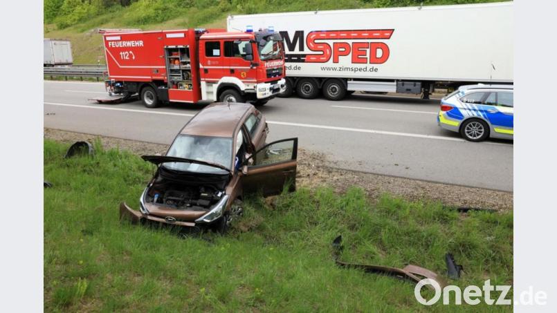 Beim Überholen eines Lastwagens krachte ein Mercedes in das Heck eines Hyundai. Beide Autos landeten im Straßengraben. Bild: Alexander Auer