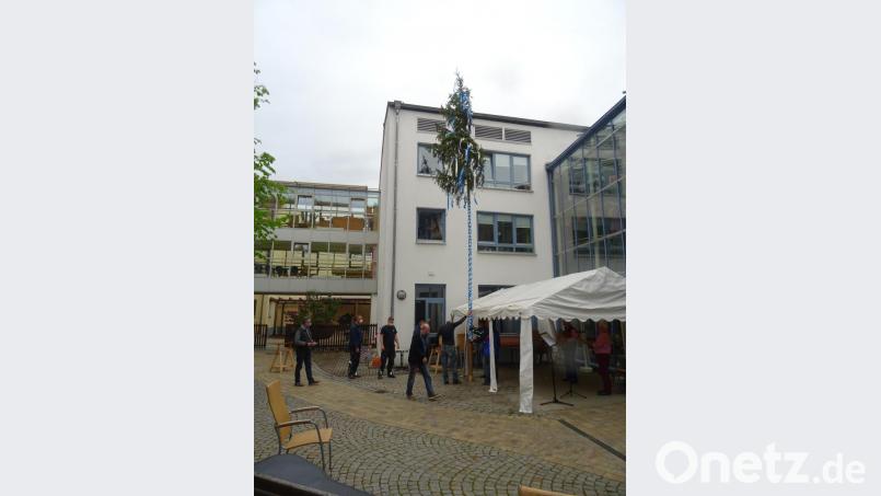 Trotz erschwerter Bedingungen: Der traditionelle Maibaum im Marienheim steht. Bild: Daniela Donhauser