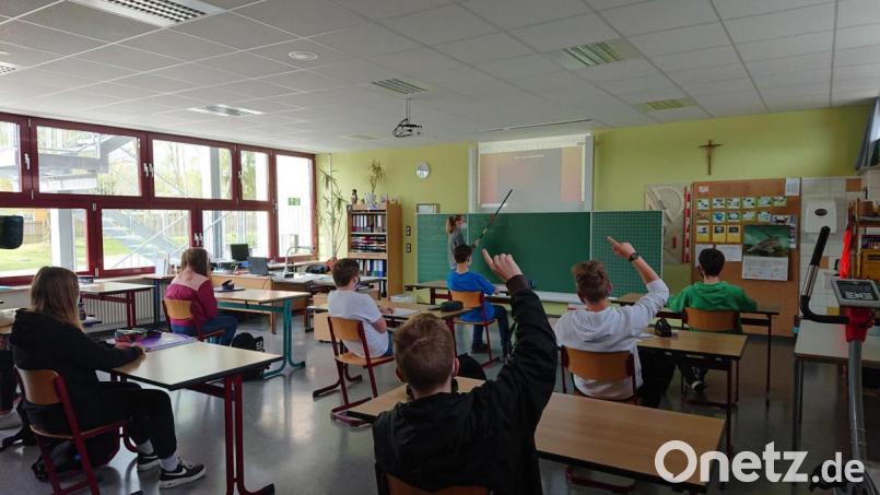 Lehrerin Sandy Wendt mit ihrer Klasse 9M beim Unterricht. Bild: exb