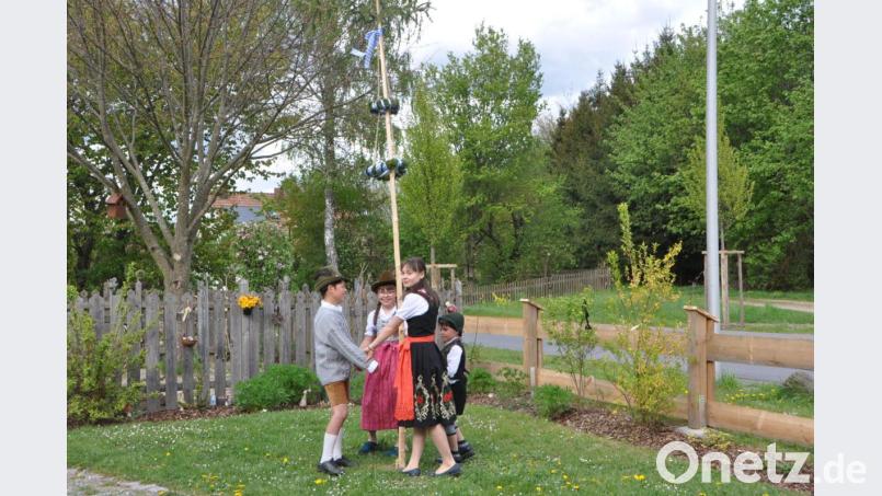 Die vier Fritz-Kinder tanzen um das kleine geschmückte Maibäumerl, dass sie sich von ihren Eltern wünschten und mit deren Hilfe verwirklichten. Bild: dob