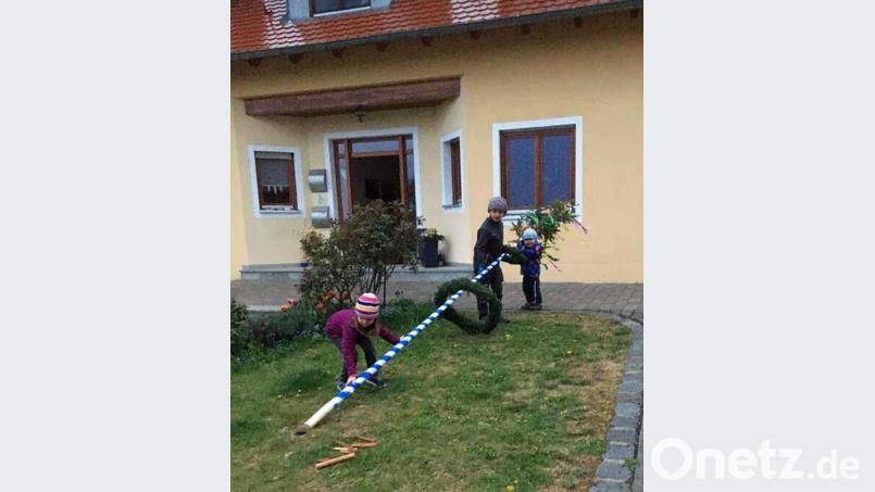 Die Bodensteiner-Kinder Johanna, Thomas und Lukas (von links) haben in Zeiten von Corona ihren Maibaum im Garten aufgestellt. Bild: fvo