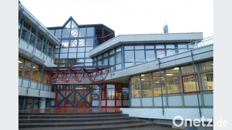 Das Elly-Heuss-Gymnasium in Weiden hat den Unterrichtsbetrieb für Abiturienten wieder aufgenommen. Bild: Petra Hartl