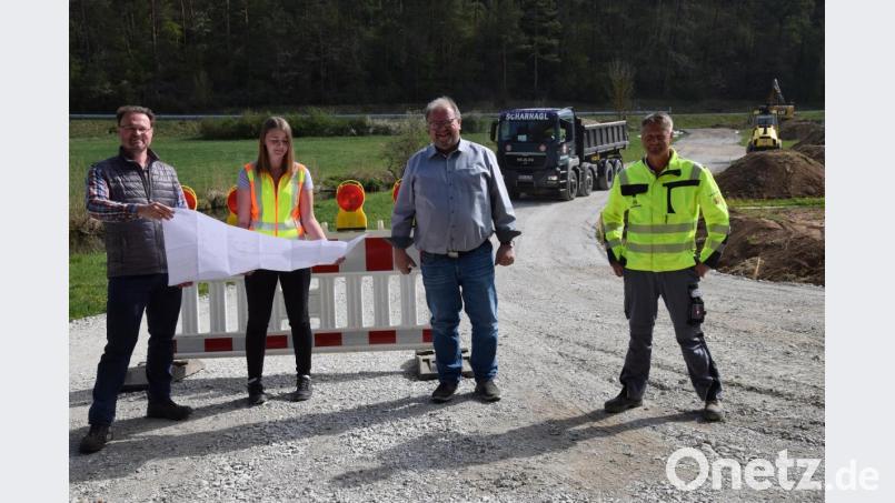 Der Ausbau der Dorfstraße in Malsbach hat begonnen. Voraussetzung dafür ist eine Behelfszufahrt ins Dorf. Die Baustelle begutachten (von links): Bürgermeister Florian Junkes,, Bauleiterin Ramona Sollfrank von der Firma Scharnagl, Zweiter Bürgermeister Manfred Braun und Polier Jürgen Krämer. Bild: bö