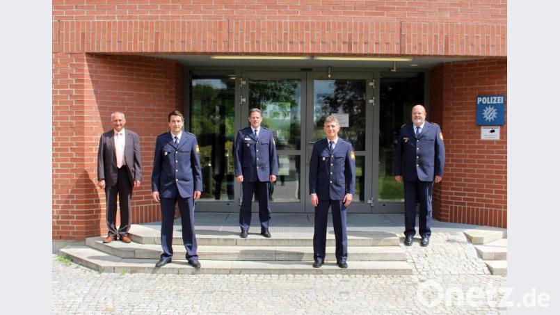 Den Wechsel verkünden (von links) Personalrat Franz Eichenseher, der bisherige Vize Andreas Weidauer, Dienststellenleiter Thomas Lachner, sein neuer Stellvertreter Günter Grießhammer und Polizeipräsident Norbert Zink. Bild: exb