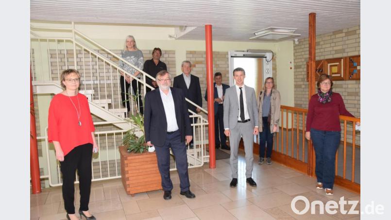 Nach 22 Jahren geht Geschäftsführer und Vorstandsvorsitzender Helmut Dörfler (vorne, Zweiter von links) in Ruhestand. Sein Nachfolger ist Christian Stadler (vorne, Zweiter von rechts), den der Aufsichtsrat neu bestellte. Bild: fz