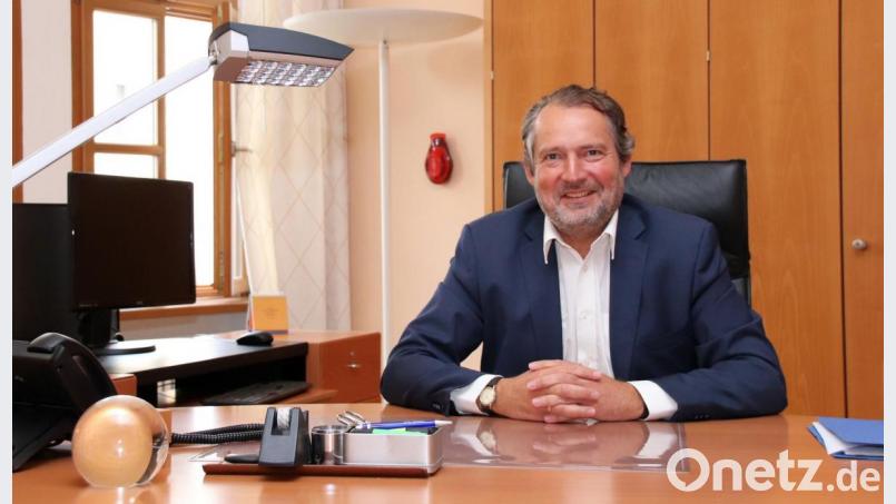 Frank Zeitler hat am Montag erstmals am Schreibtisch des Nabburger Bürgermeisters Platz genommen. Bild: Thomas Dobler