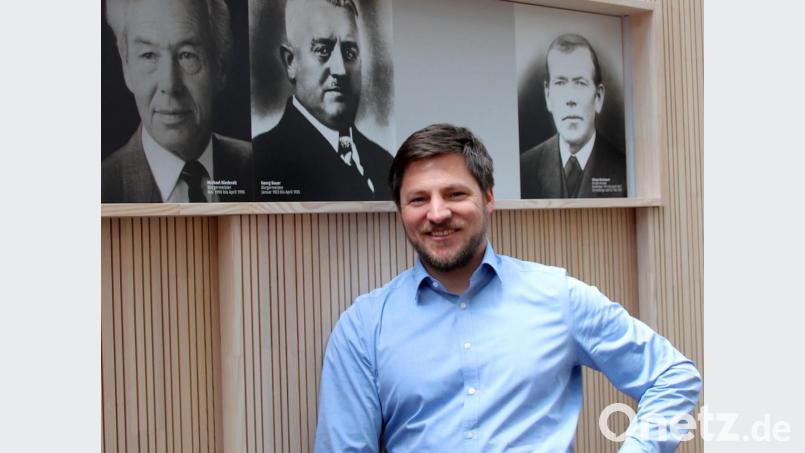 Peter Neumeier vor der Ahnengalerie seiner Bürgermeister-Vorgänger im Sitzungssaal des Schwarzenfelder Rathauses. Bild: Thomas Dobler