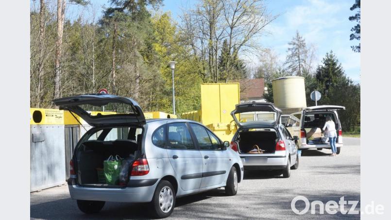 Schlange stehen bei der Müll-Entsorgung. In Coronazeiten ist das keine Seltenheit. Bild: Gabi Schönberger