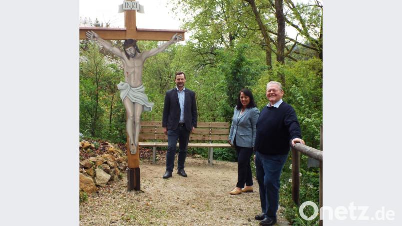 Die drei scheidenden Ammerthaler Bürgermeister (von links) Thomas Bär, Alexandra Sitter und Hans Lang stellen den neuen Corpus Christi vor. Bild: e