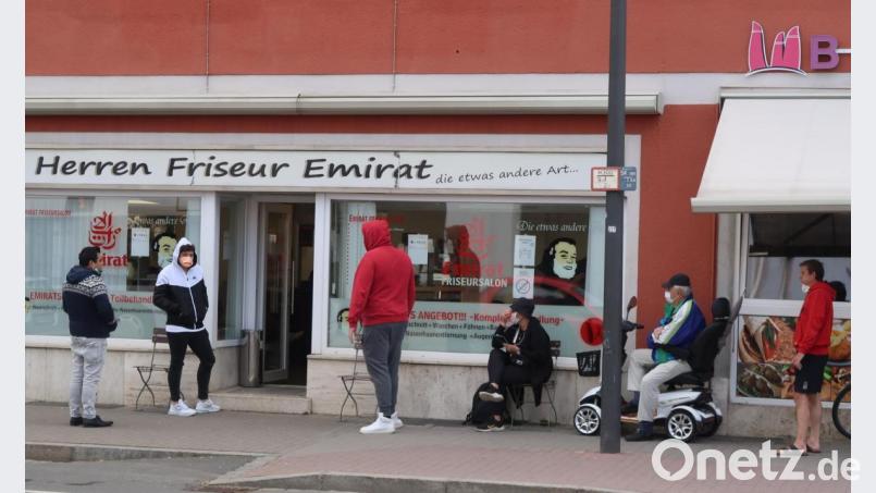 Vor dem Herren Friseur &quot;Emirat&quot; in der Bahnhofsstraße heißt es Schlange stehen. Bild: Kunz